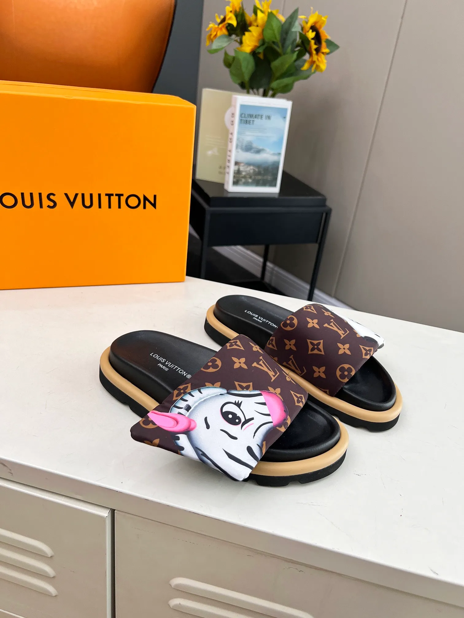 👟👟Ex-factory price 360👟👟 lv donkey brand l home 2024 hot style embossed logo embossed sandals This ol low comfort flat sandals are made of technical fabrics and use high-frequency embossing technology to reinterpret the monogram pattern. Soft padded upper with adjustable Velcro, comfortable and tough insole adds harmonious color ▪️Fabric: Original customized technical fabric ▪️Lining: soft sheepskin lining ▪️Sole: Original open-molded rubber foam outsole Color: .yellow.black▪️